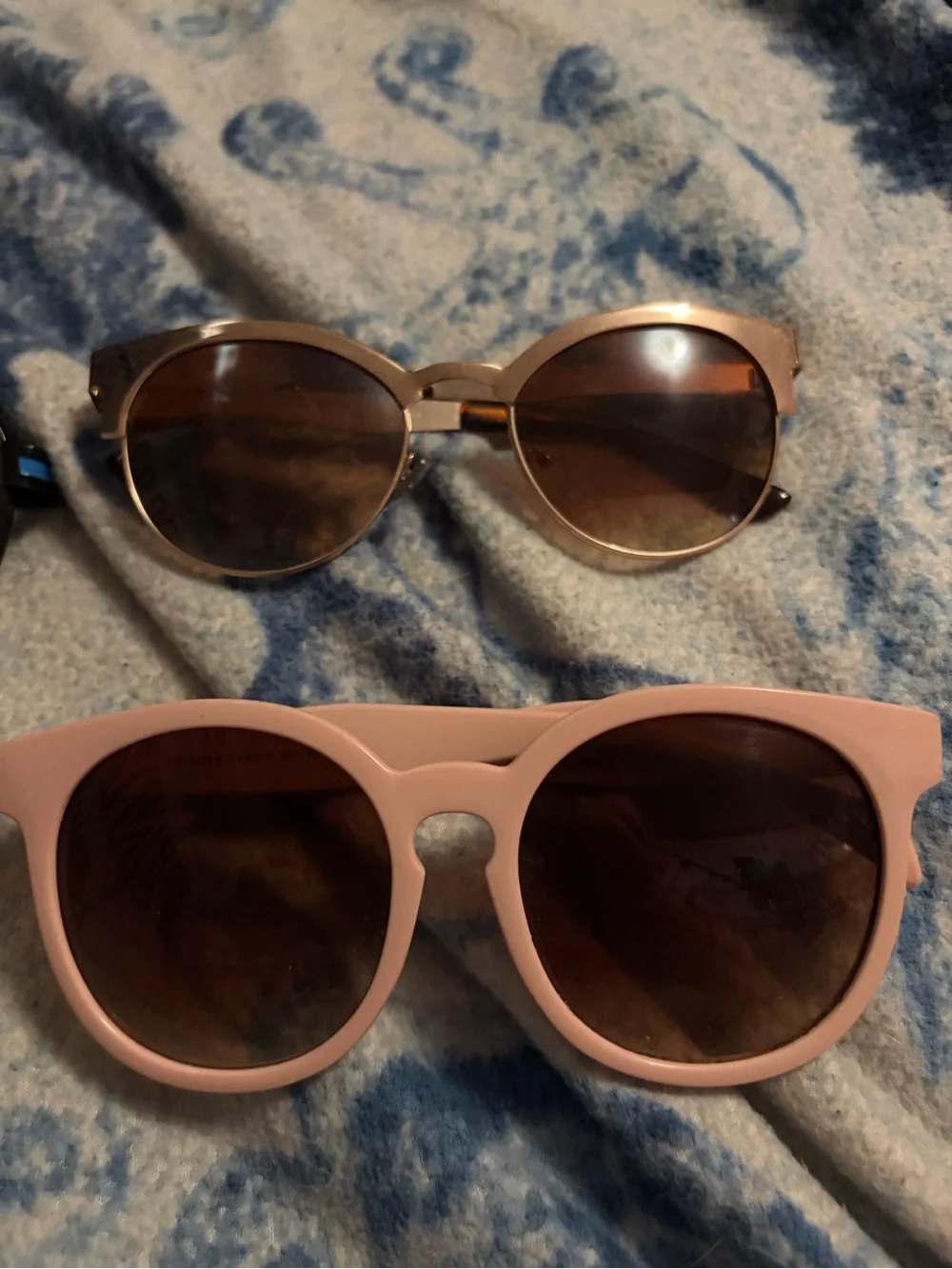 Bundle of 4 pairs of sunglasses